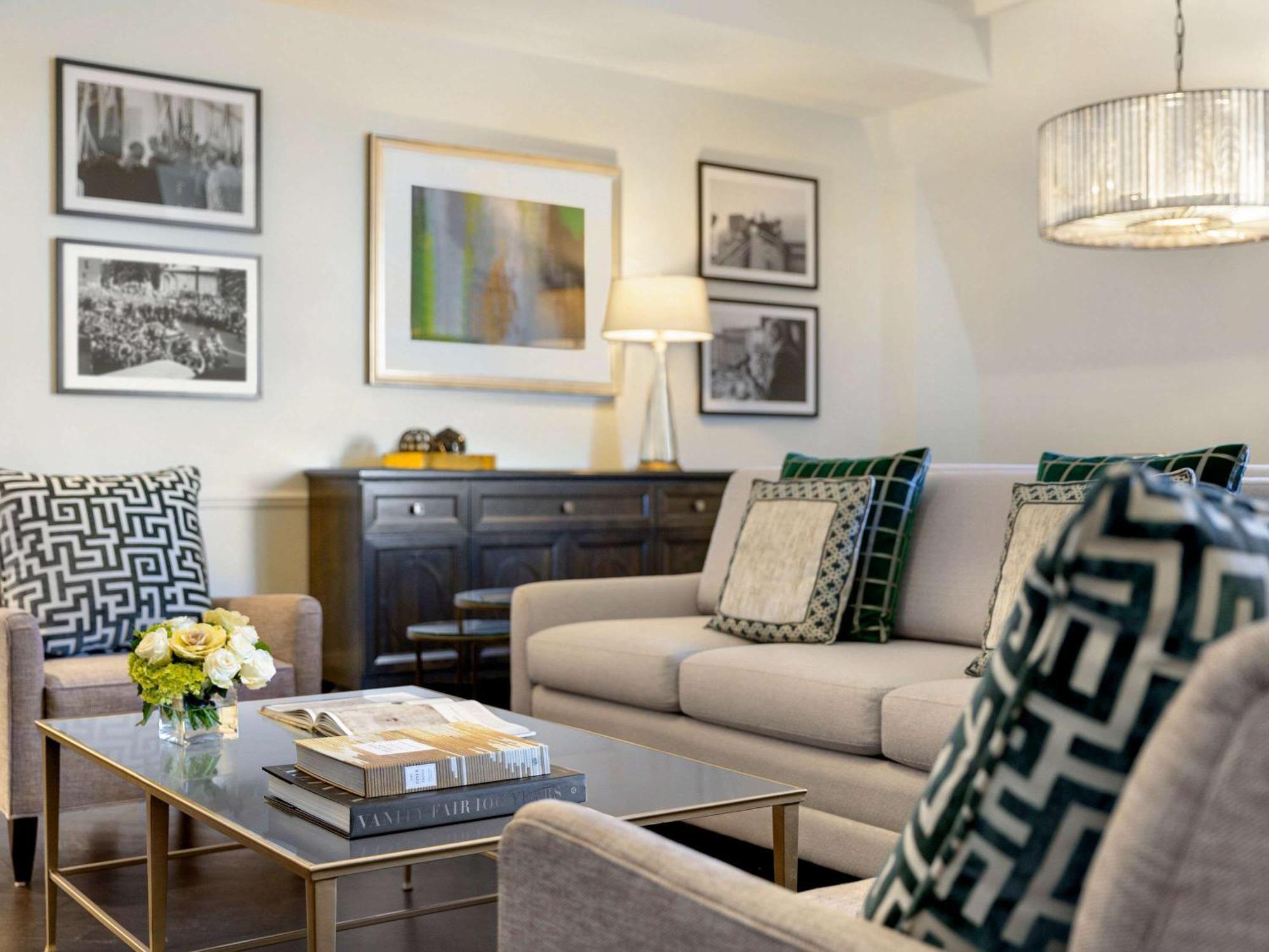 โรงแรมแฟร์มอนท์ เลอ ชาโต ฟรงเทอนัค ควิเบกซิตี้ ภายนอก รูปภาพ A living room at The Carlyle