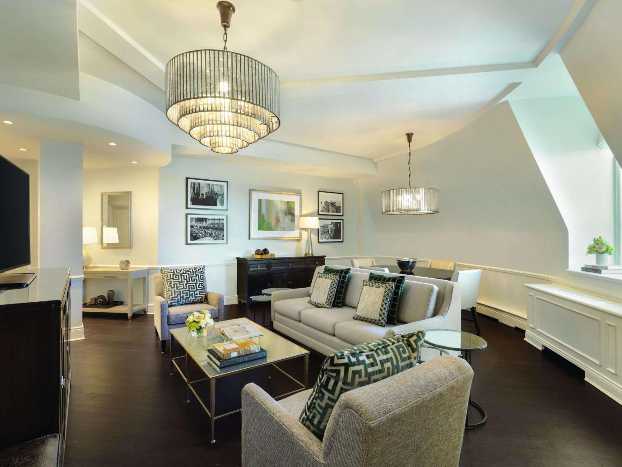 โรงแรมแฟร์มอนท์ เลอ ชาโต ฟรงเทอนัค ควิเบกซิตี้ ภายนอก รูปภาพ A suite at The Ivy Hotel