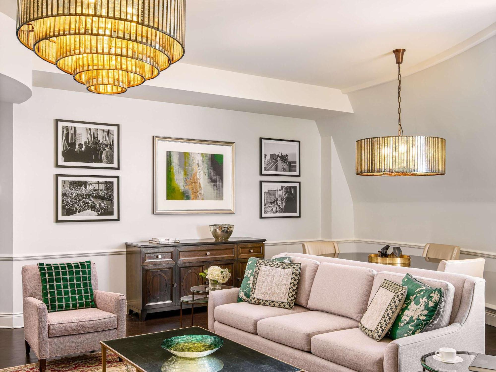 โรงแรมแฟร์มอนท์ เลอ ชาโต ฟรงเทอนัค ควิเบกซิตี้ ภายนอก รูปภาพ A living room with a sofa