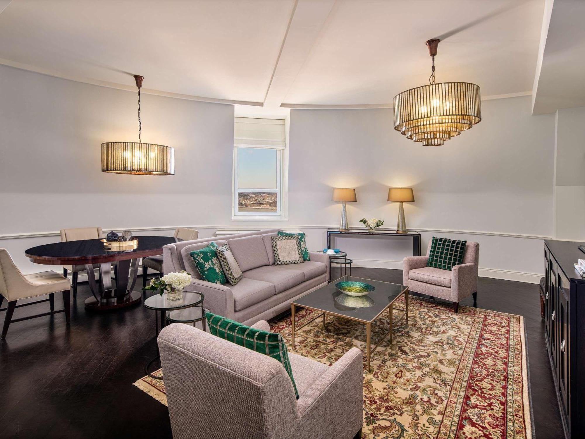 โรงแรมแฟร์มอนท์ เลอ ชาโต ฟรงเทอนัค ควิเบกซิตี้ ภายนอก รูปภาพ The living room of a suite at the hotel