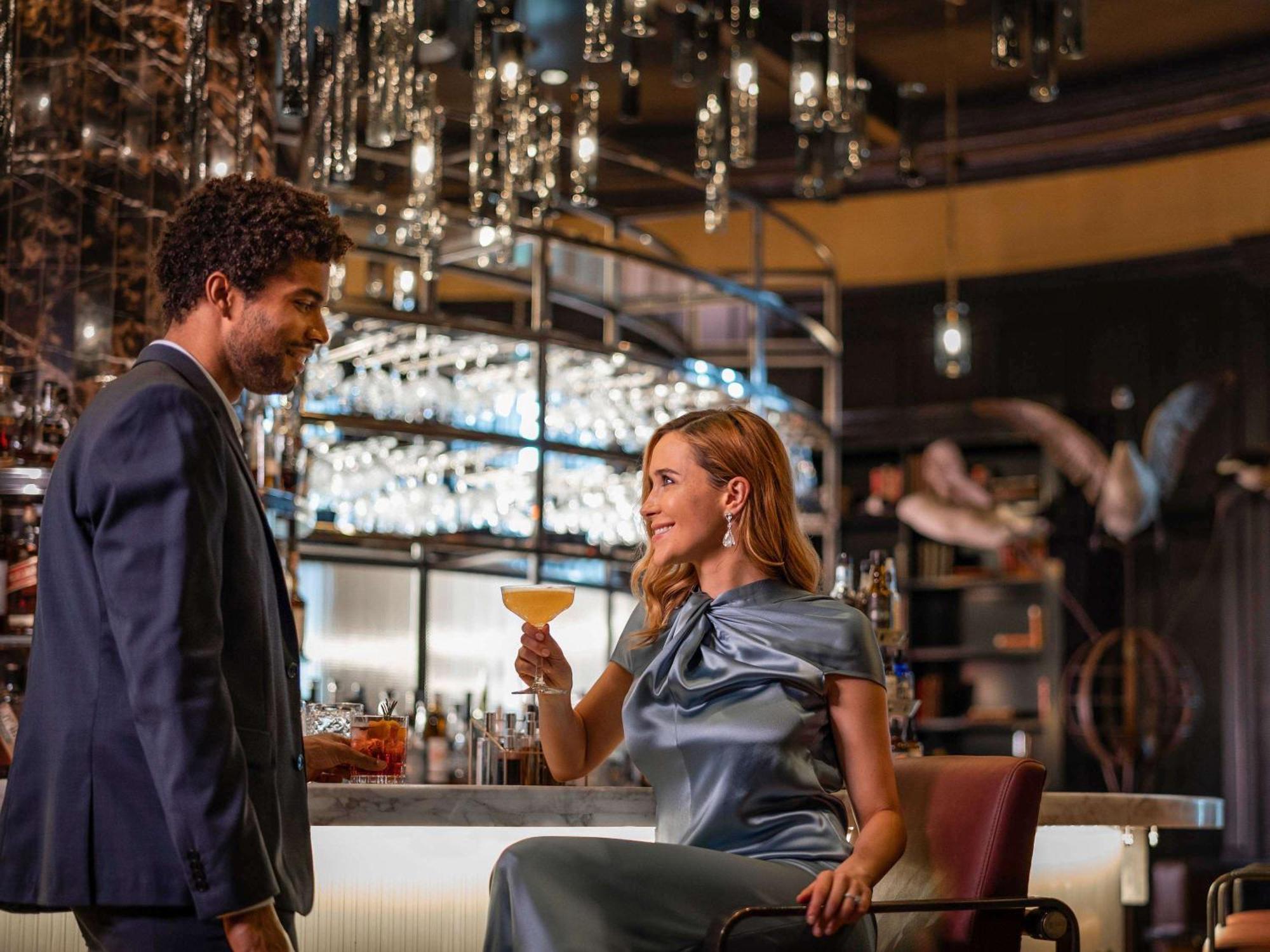 โรงแรมแฟร์มอนท์ เลอ ชาโต ฟรงเทอนัค ควิเบกซิตี้ ภายนอก รูปภาพ The bar at the Ritz-Carlton, Tysons