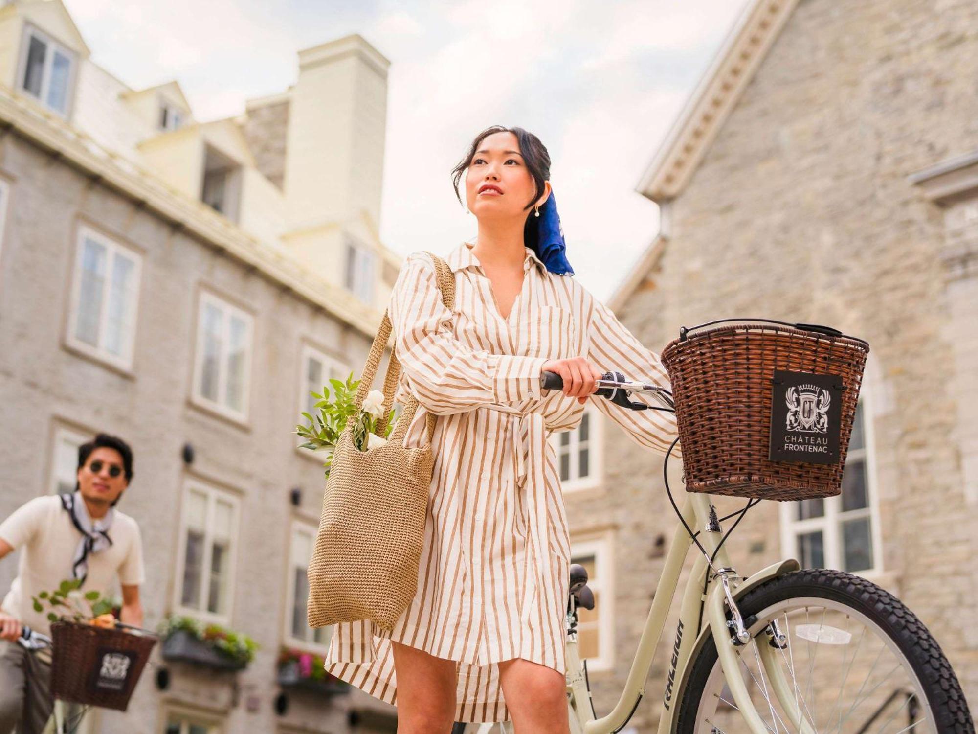 โรงแรมแฟร์มอนท์ เลอ ชาโต ฟรงเทอนัค ควิเบกซิตี้ ภายนอก รูปภาพ A woman with a bicycle in Montreal