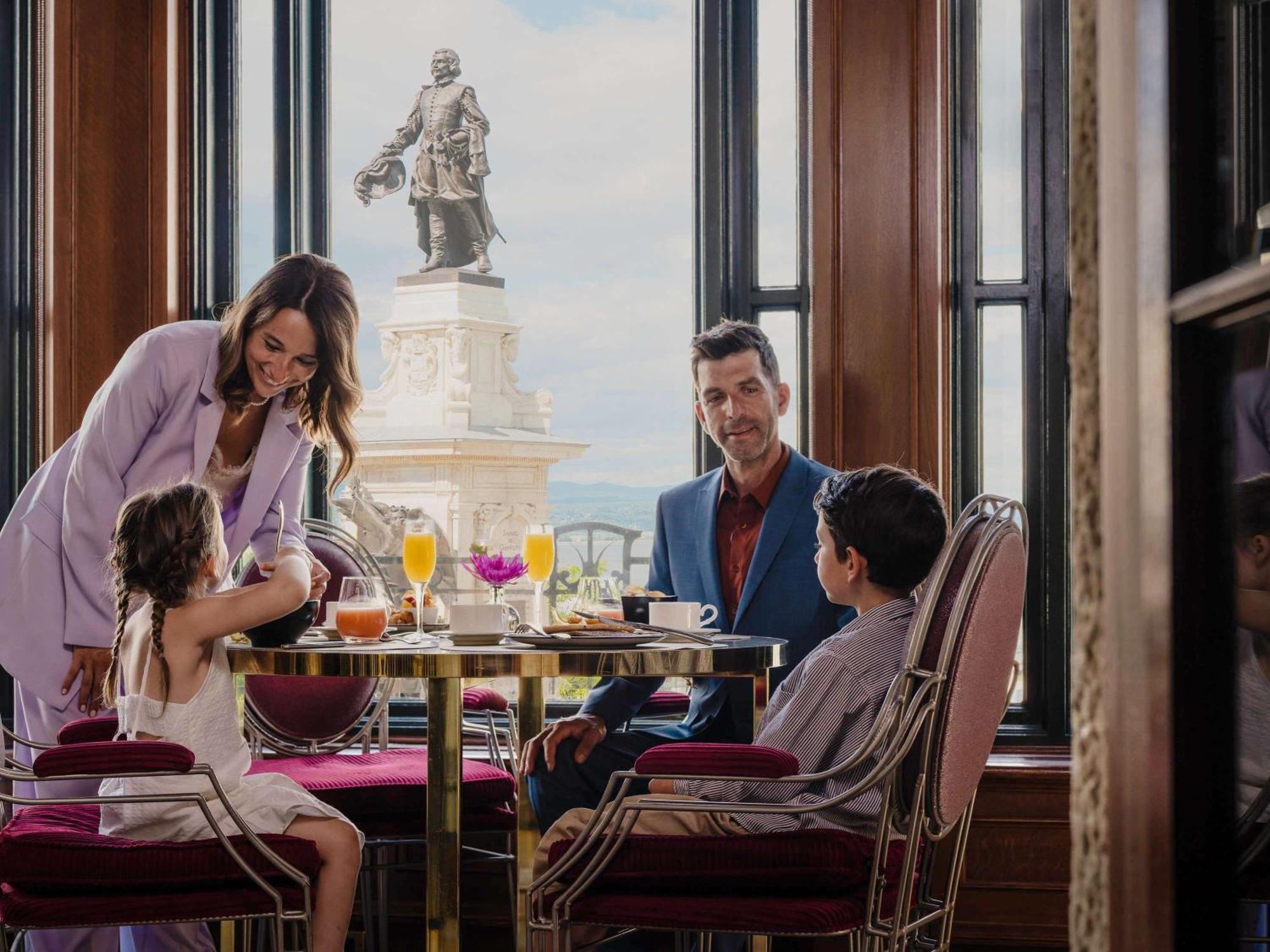 โรงแรมแฟร์มอนท์ เลอ ชาโต ฟรงเทอนัค ควิเบกซิตี้ ภายนอก รูปภาพ Family dining at the hotel
