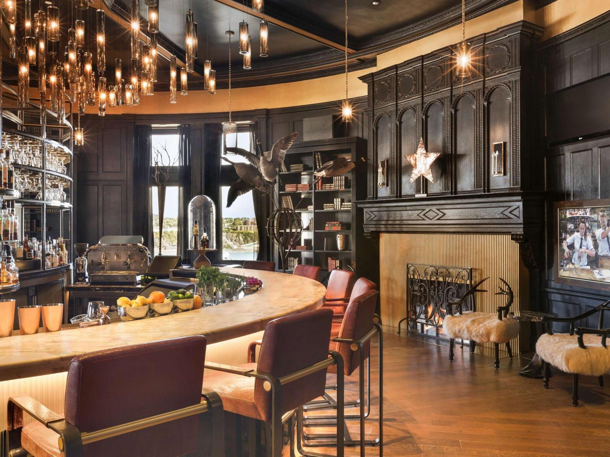 โรงแรมแฟร์มอนท์ เลอ ชาโต ฟรงเทอนัค ควิเบกซิตี้ ภายนอก รูปภาพ The bar at the Ritz-Carlton, Laguna Niguel