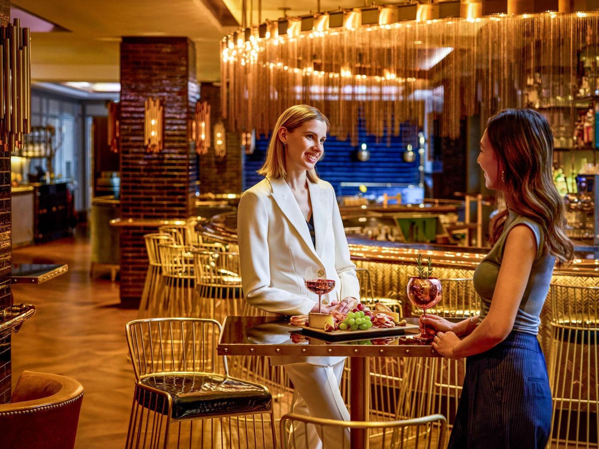 โรงแรมแฟร์มอนท์ เลอ ชาโต ฟรงเทอนัค ควิเบกซิตี้ ภายนอก รูปภาพ The Bar