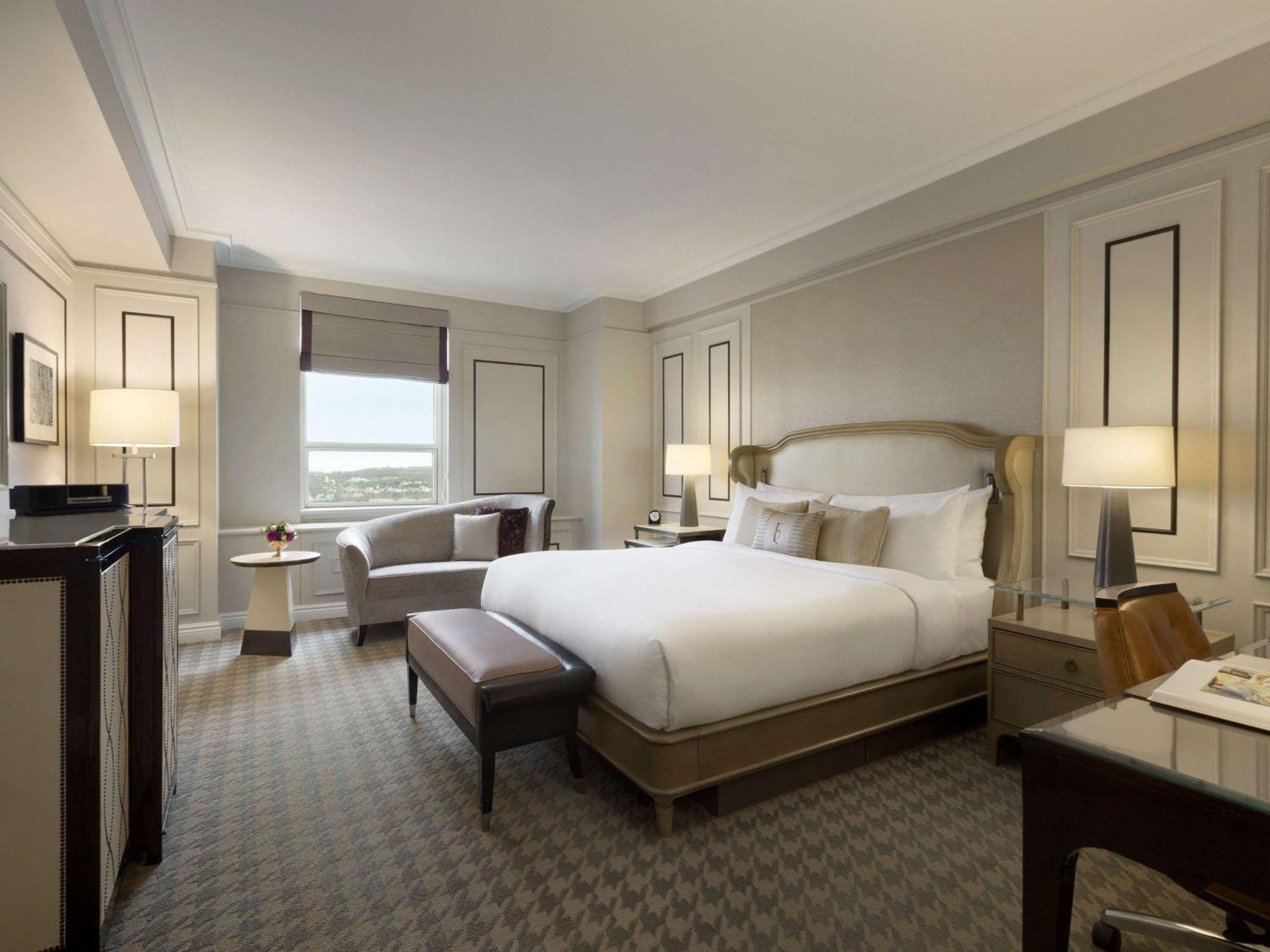 โรงแรมแฟร์มอนท์ เลอ ชาโต ฟรงเทอนัค ควิเบกซิตี้ ภายนอก รูปภาพ A guest room at The St. Regis New York